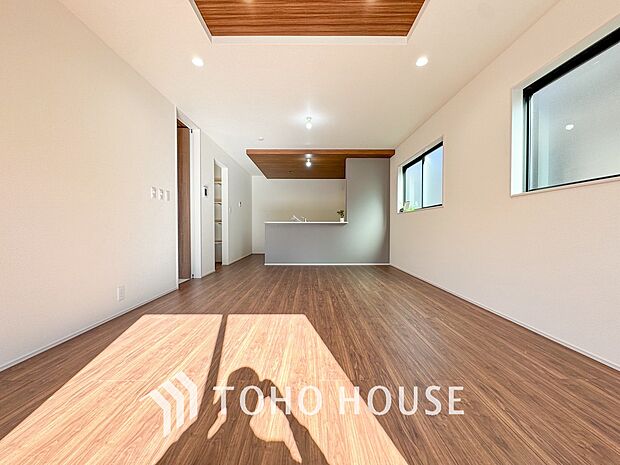 通風と採光を考慮したリビングは地域の鼓動を感じながらお寛ぎ頂くことが可能です。