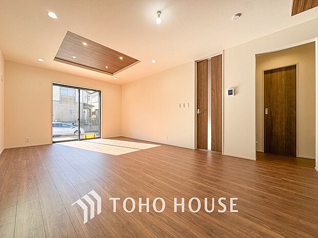 爽やかな通風と採光を存分に感じる事が出来る空間。毎日の暮らしに癒しをもたらす居心地の良いリビング。