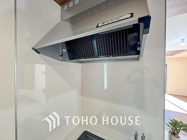 キッチンの換気扇はスタイリッシュなデザインで、日々のお手入れもラクラクな仕様となっております。