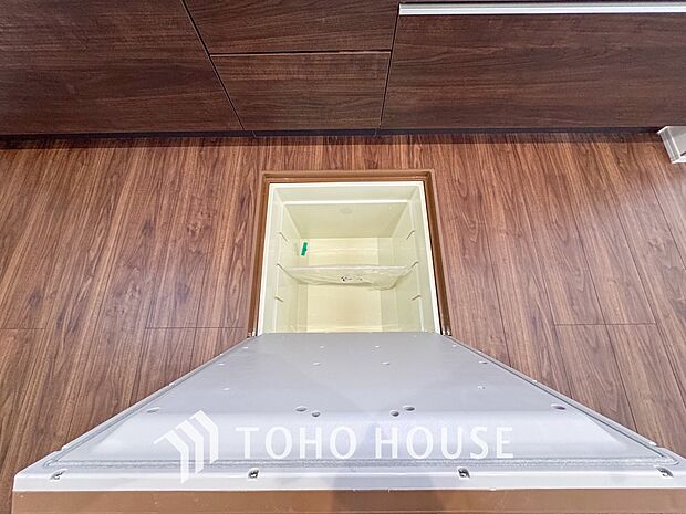 キッチン下部に設けた床下収納。缶詰のストックや非常食、梅酒や味噌などの保存食入れとして利用可です。