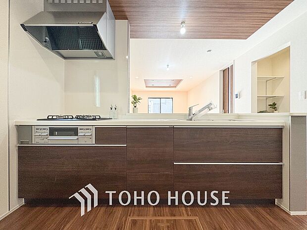 家族みんなでゆったりと調理や食事の準備ができる十分な広さを確保した、快適なキッチンスペース。