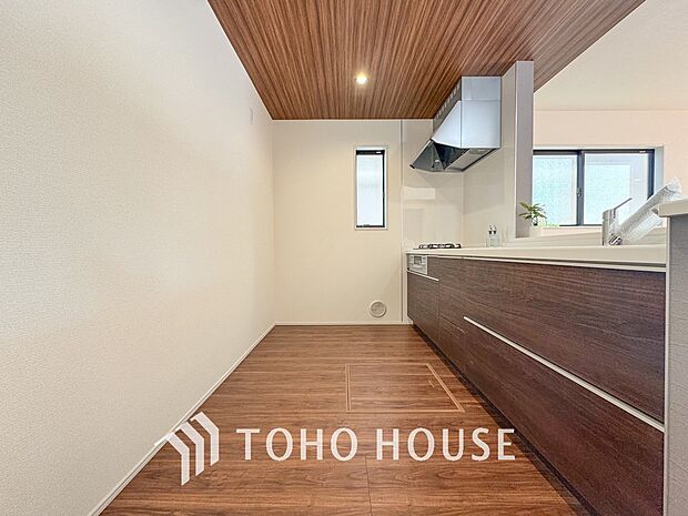 美しく使いやすいキッチン空間。優しい温もりを醸し出すキッチンは料理の為の配慮を随所に注ぎました。