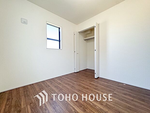 落ち着いたカラーの室内。インテリアやファブリックでお好みのテイストデザインを取り入れて頂けます。