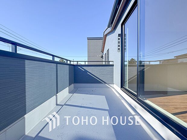 通風・採光に優れ、心地よい光と風があふれています。優しい陽射しが差し込むバルコニーとなっております。