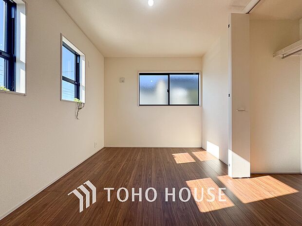 清潔感あるホワイトの壁紙と温もり溢れるカラーの床材が見事に調和した本邸宅。