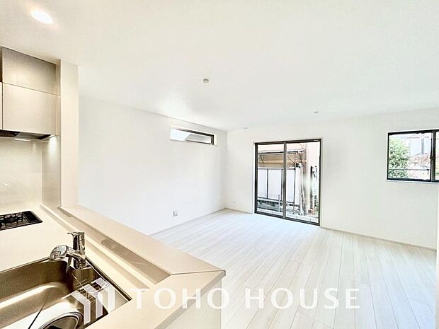 リビングも広く設け、訪れる人々を暖かく迎えてくれます。