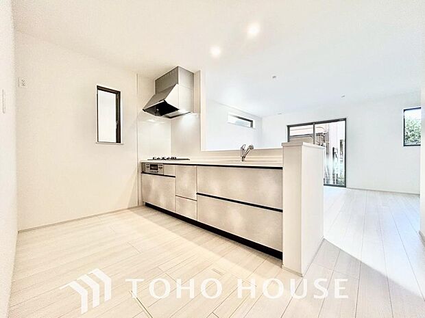 ご家族みんなで調理ができる位のスペースを実現したキッチン空間となっております。