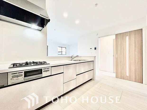 広々キッチンを採用。みんなで作った料理を召し上がりながらの会話は、どのような物になるのでしょうか。