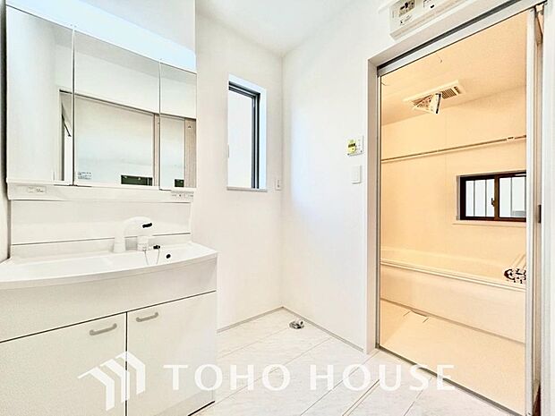 手で洗いたい大切な服など、広く使えると助かる洗面台は汚れの付きにくい形状と素材で造られております。