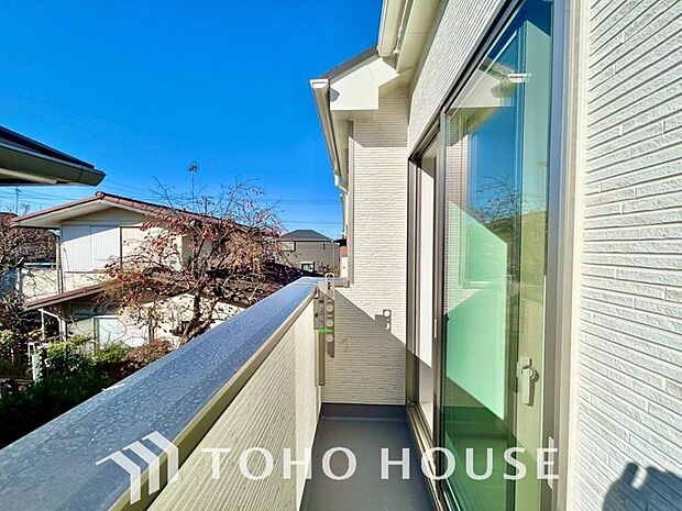 頬をなでる優しい風を感じることが出来るバルコニー。つい深呼吸をしたくなる気持ちの良い眺望です。