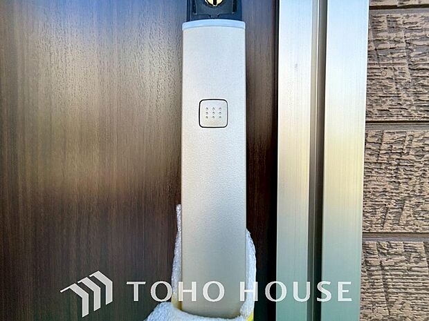 防犯対策への意識が高まっている最近では、補助錠として鍵穴のない電子錠を選ぶ方も増えています。