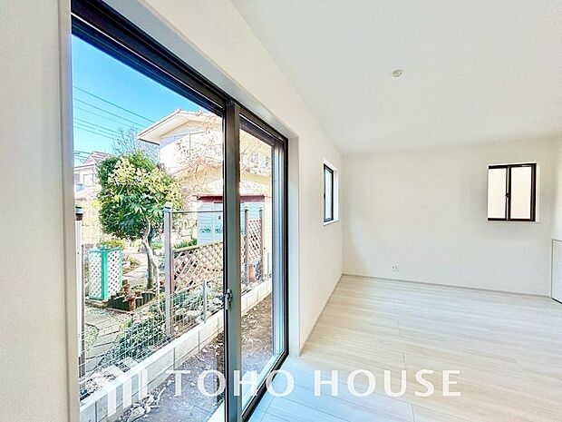 二層のガラスの間に空気層や特殊ガス層を作ることで断熱性能や結露防止効果を高めたサッシを装備してます。