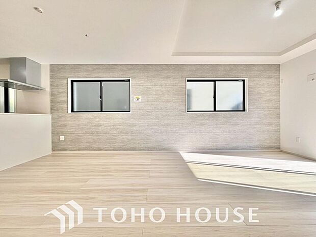 光が注がれる青い空から鮮やかに赤色にゆっくりと染まる。そんな優しい時間がここでは流れてゆく。