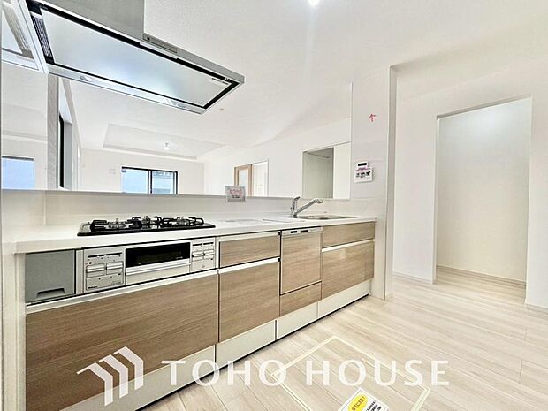 キッチンの収納は、デッドスペースになりやすい箇所を有効活用できる、スライド式収納を採用しました。