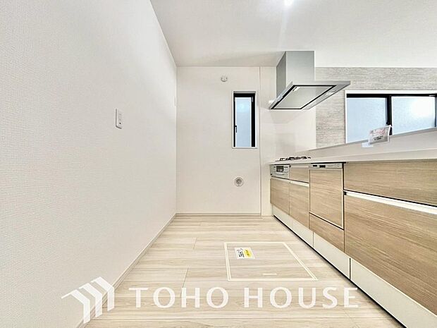 ご家族みんなで調理ができる位のスペースを実現したキッチン空間となっております。