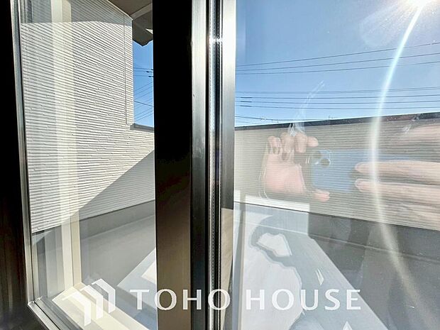 二層のガラスの間に空気層や特殊ガス層を作ることで断熱性能や結露防止効果を高めたサッシを装備してます。