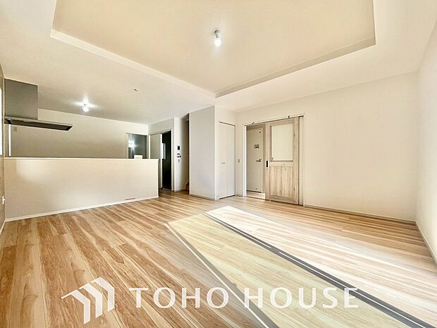 光が注がれる青い空から鮮やかに赤色にゆっくりと染まる。そんな優しい時間がここでは流れてゆく。