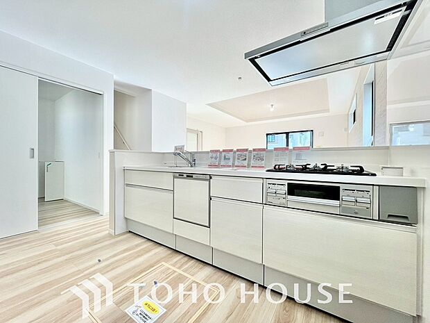 キッチンの収納は、デッドスペースになりやすい箇所を有効活用できる、スライド式収納を採用しました。