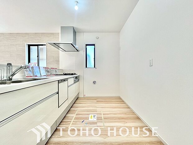 ご家族みんなで調理ができる位のスペースを実現したキッチン空間となっております。