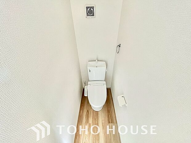 清潔な空間であって頂けますように、目に留まるだけではなく、汚れをふき取り易いフロアと壁紙をチョイス。