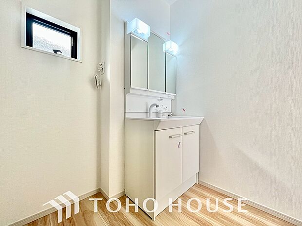 身だしなみのチェックがしやすい大きな鏡、下には収納がたっぷり。スッキリとした空間を演出いたします。