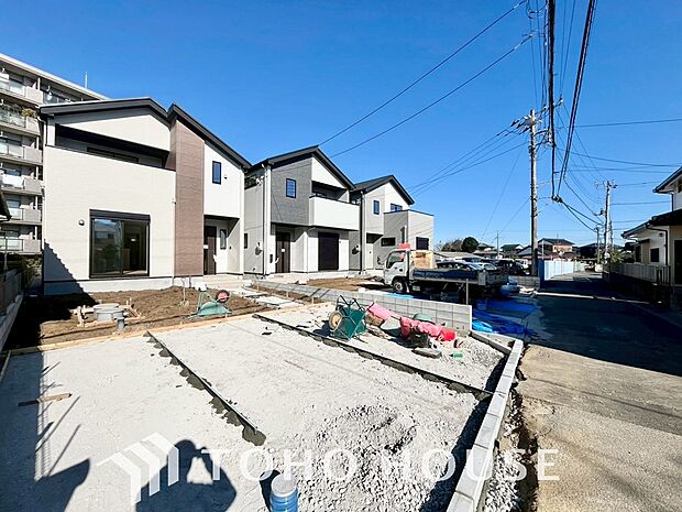 周辺環境とのコラボレーションにより明るく開放的な空間を演出しております。