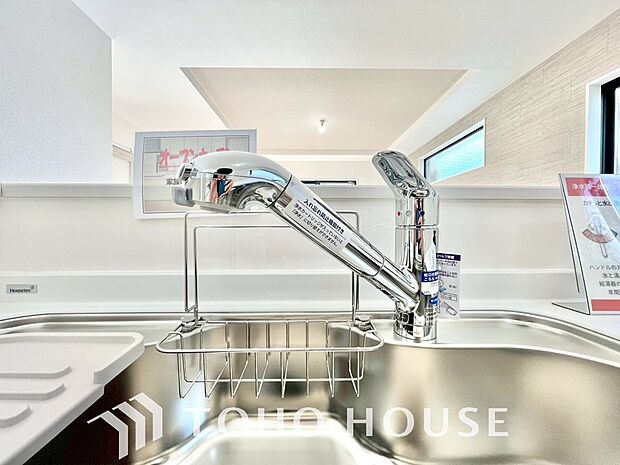 ワンタッチで浄水と原水を切り替えできる浄水器一体型水栓は水道水に含まれる有害物質を除去してくれます。