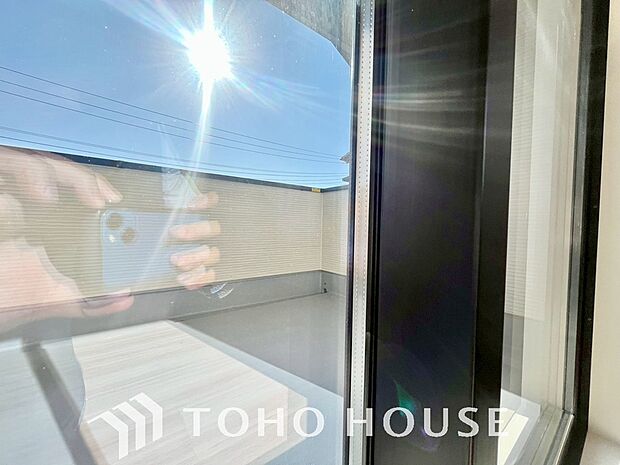 二層のガラスの間に空気層や特殊ガス層を作ることで断熱性能や結露防止効果を高めたサッシを装備してます。