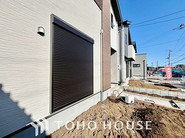 台風などの激しい雨風からお家を守るのはもちろん、空き巣対策などの防犯抑止や防音にも効果を発揮します。