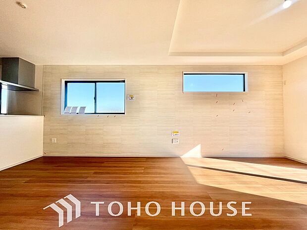 光が注がれる青い空から鮮やかに赤色にゆっくりと染まる。そんな優しい時間がここでは流れてゆく。