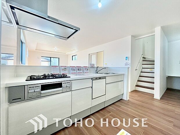 キッチンの収納は、デッドスペースになりやすい箇所を有効活用できる、スライド式収納を採用しました。