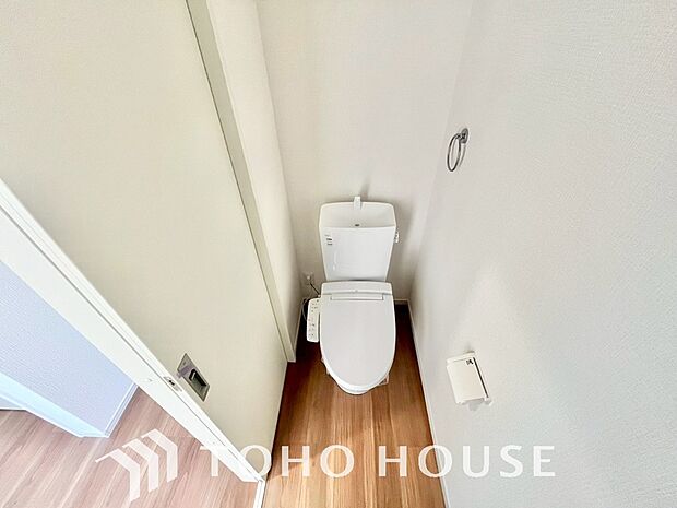 清潔な空間であって頂けますように、目に留まるだけではなく、汚れをふき取り易いフロアと壁紙をチョイス。