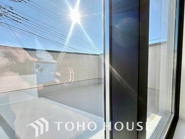 二層のガラスの間に空気層や特殊ガス層を作ることで断熱性能や結露防止効果を高めたサッシを装備してます。