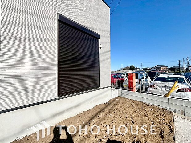 台風などの激しい雨風からお家を守るのはもちろん、空き巣対策などの防犯抑止や防音にも効果を発揮します。