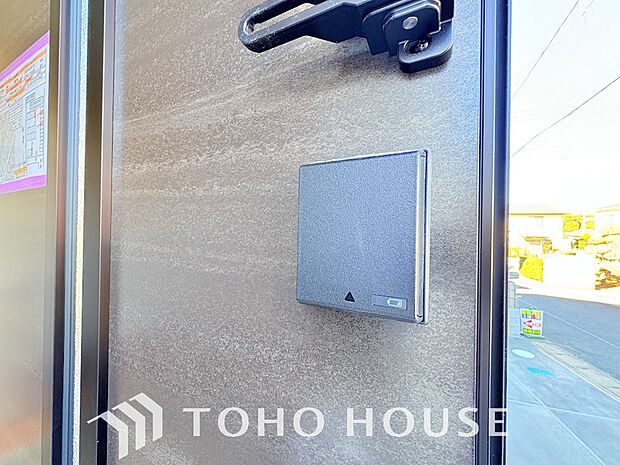 家の顔となる玄関はデザイン性だけではなく、ピッキング対策に優れたセキュリティサムターン等、防犯対策を考慮。