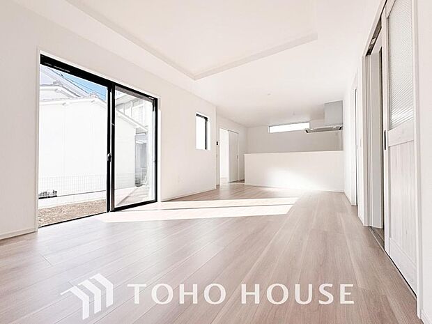 リビングも広く設け、訪れる人々を暖かく迎えてくれます。