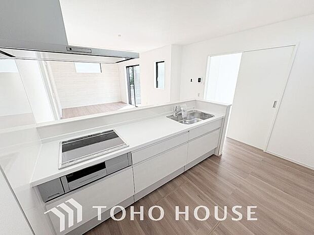 キッチンの収納は、デッドスペースになりやすい箇所を有効活用できる、スライド式収納を採用しました。