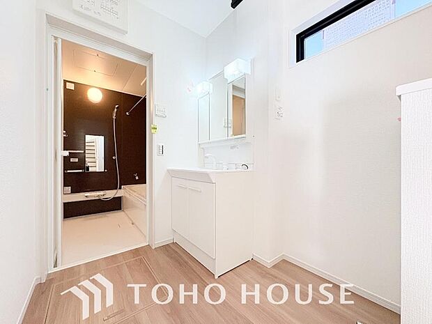 手で洗いたい大切な服など、広く使えると助かる洗面台は汚れの付きにくい形状と素材で造られております。