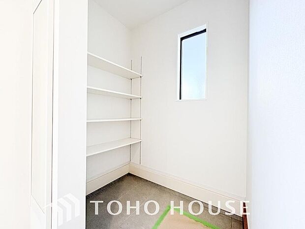 人を迎え入れる最初の場所だからこそ、清潔感が大事。ゆとりあるシューズインクロークも設置しました。