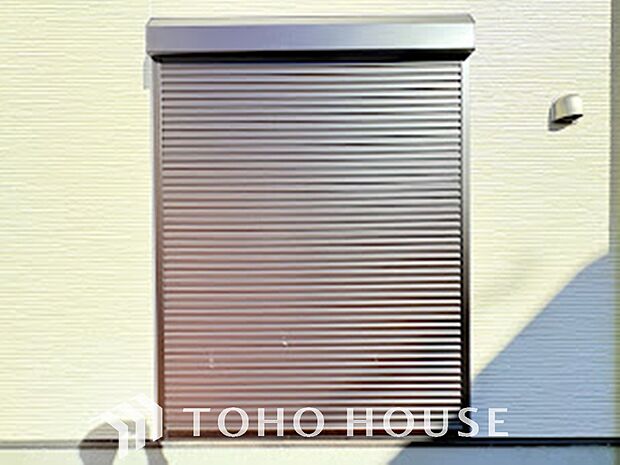 戸建にも防犯機能のシャッターを完備しております。寒い冬でも中から開閉がラクラクな所も便利です。