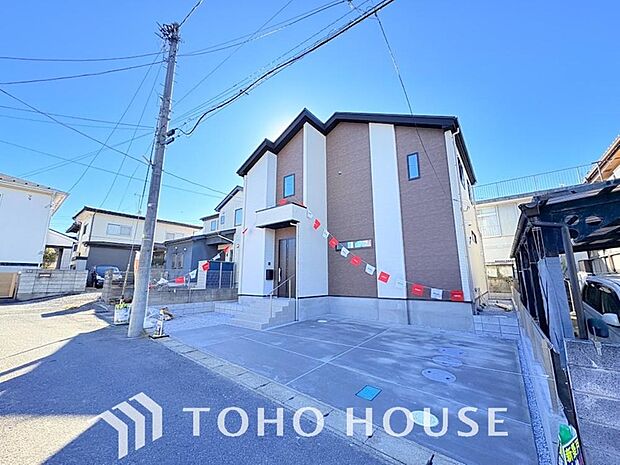 街並みの風景に包み込まれながら、瀟洒な印象も湛えて佇みます。