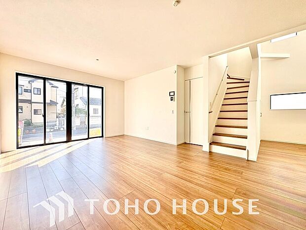 光が注がれる青い空から鮮やかに赤色にゆっくりと染まる。そんな優しい時間がここでは流れてゆく。