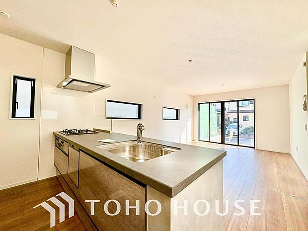 広々キッチンを採用。みんなで作った料理を召し上がりながらの会話は、どのような物になるのでしょうか。