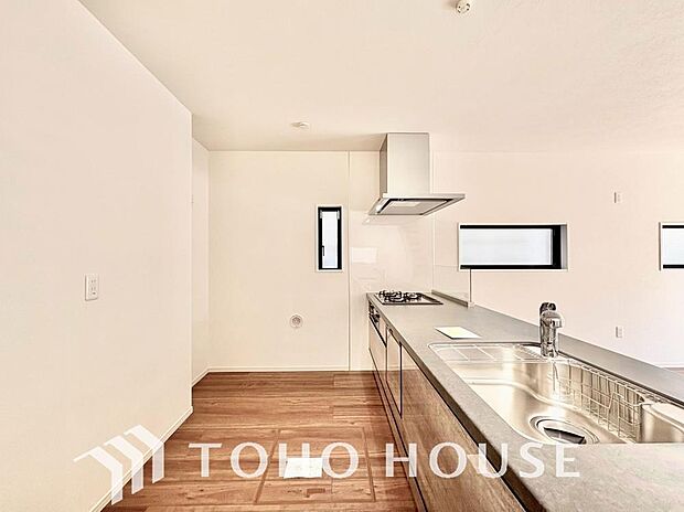 夫婦そろってキッチンに立っても調理がしやすく余裕の広さ。家事をしながら会話も弾みます。