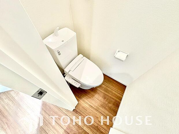 十分な広さと清潔感のあるカラーで纏まったおトイレ。時間に余裕とゆとりを持たせます。