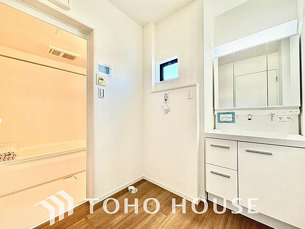 手で洗いたい大切な服など、広く使えると助かる洗面台は汚れの付きにくい形状と素材で造られております。