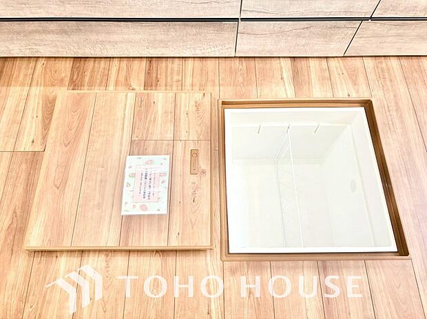 食品ストックや非常食・保存食の保管庫として活用できます。住まいの床下点検口としての役割もあります。