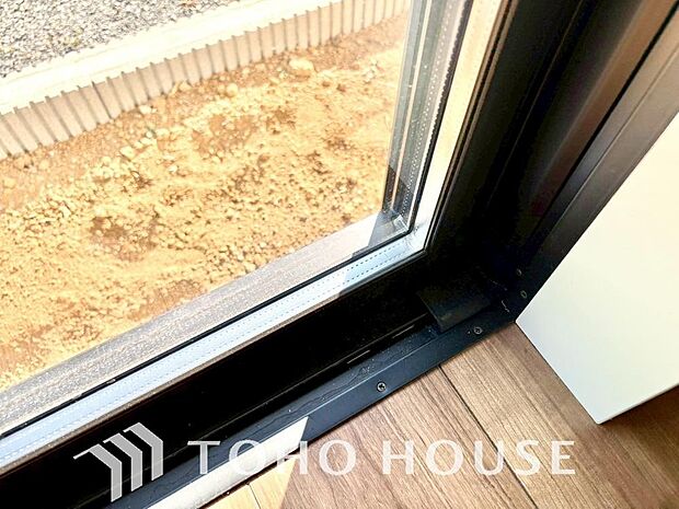 二層のガラスの間に空気層や特殊ガス層を作ることで断熱性能や結露防止効果を高めたサッシを装備してます。