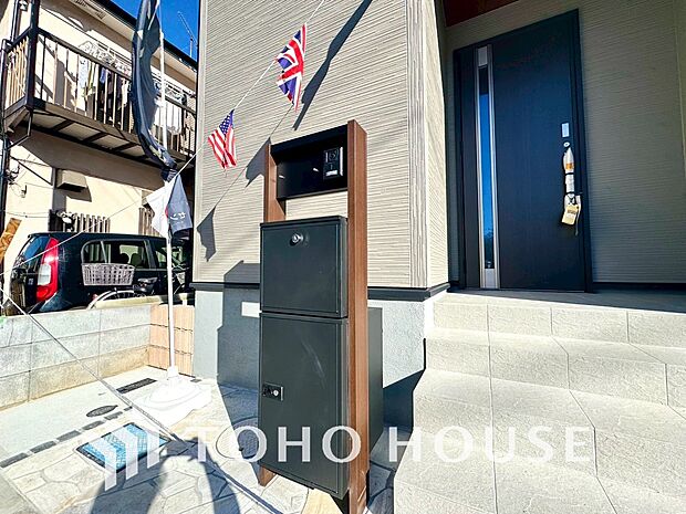 夫婦共働きで家にいる時間が短い、ネット注文の多い方には何かと便利な宅配ボックスを設置しております。