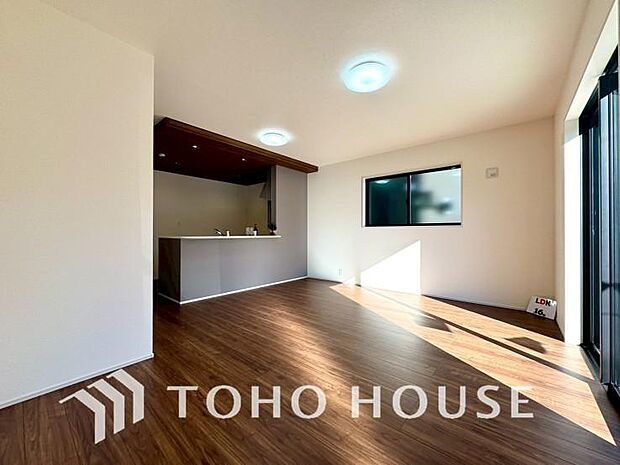 光が注がれる青い空から鮮やかに赤色にゆっくりと染まる。そんな優しい時間がここでは流れてゆく。